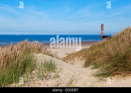 France, Nord, Dunkerque, dunes de sable de la plage de Saint-Pol et Saint-Pol phare ainsi appelé fire Saint-Pol Banque D'Images