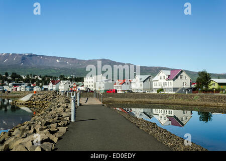 L'Islande, Akureyri, Vue du village de montagne Banque D'Images