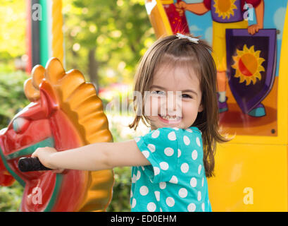 Little girl having fun in park Banque D'Images