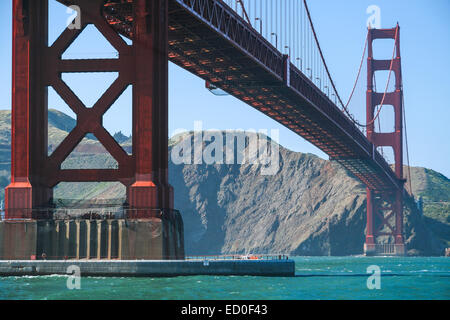 États-unis, Californie, San Francisco, Low angle view of Golden Gate Bridge Banque D'Images