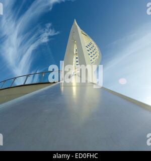 Royaume-uni, Angleterre, Hampshire, Portsmouth, vue vers le haut de la tour Spinnaker against sky Banque D'Images