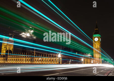 Royaume-uni, Angleterre, Londres, Westminster Bridge, du Parlement et de Big Ben avec légèreté en premier plan Banque D'Images