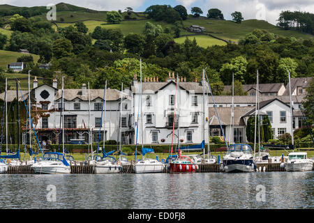 France, Régions, Bretagne, Ambleside, Windermere, voiliers amarrés au quai de ligne avec le paysage urbain en arrière-plan Banque D'Images