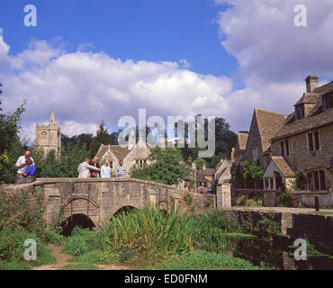 La rue principale et de la rivière Bybrook, Castle Combe, Wiltshire, Angleterre, Royaume-Uni Banque D'Images