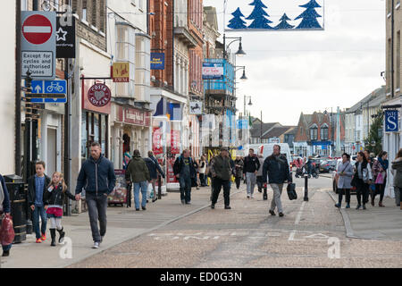 St Ives, Cambridgeshire, Royaume-Uni. Dec 23, 2014. Les rues sont très calmes dans le bourg de St Ives Cambridgeshire UK 23 décembre 2014. Selon Visa, la fête de Noël shopping jeu atteindra un sommet aujourd'hui entre 1h00 et 2h00 avec autour de £1m par minute. Cependant, il y a peu de signes visibles d'une maladie de l'écraser en fin de matinée dans cette ville rurale. La rue principale était comme une journée normale, avec de nombreuses petites rues quasi déserte. Les consommateurs sont peut-être à la maison tous les achats en ligne ou sont partis les plus grandes villes. Julian crédit Eales/Alamy Live News Banque D'Images