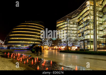 L'Hôtel de ville et le développement de la rivière plus London, Londres, Angleterre Banque D'Images