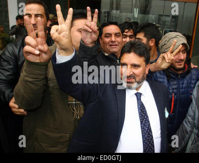 Srinagar, Cachemire indien : 23 décembre Altaf Bukhari du Parti Démocratique du Peuple (PDP) Consitunacy Ammirakadal clignote une victoire à l'extérieur d'un centre médias ccounting à Srinagar, Inde, mardi, comptant pour l'ensemble des 87 sièges de l'assemblée dans l'état de Jammu-et-Cachemire a commencé mardi Crédit : Sofi Suhail/Alamy Live News ) Banque D'Images