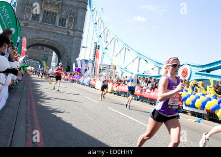 Londres - 13 avril : Des inconnus courir le marathon de Londres le 13 avril 2014 à Londres, Angleterre, Royaume-Uni. Le marathon est un rapport annuel Banque D'Images