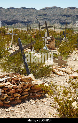 Tombes en bois marqué par des croix à Terlingua Ghost Town Cemetery, Texas, États-Unis Banque D'Images