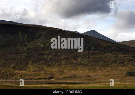 La sombre et dramatique de Lochnagar pics au-dessus de Glenmuick dans le Parc National de Cairngorms près de Ballater Banque D'Images