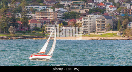 La voile sur Sydney Harbour yacht sur l'eau dans le port Banque D'Images