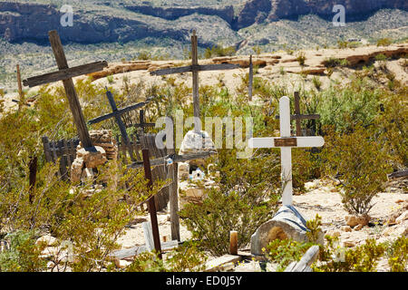 Tombes en bois marqué par des croix à Terlingua Ghost Town Cemetery, Texas, États-Unis Banque D'Images