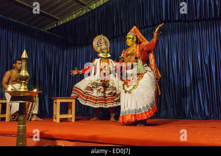 Kerala, Inde - Thekkady. Kathakali hindou-mime spectacle de danse. Banque D'Images