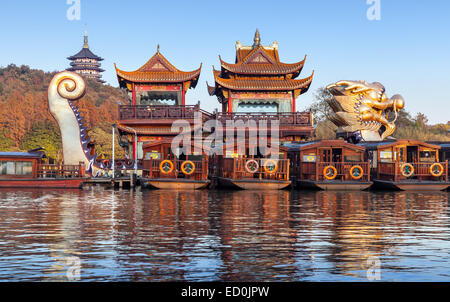 Hangzhou, Chine - décembre 5, 2014 : les loisirs en bois traditionnelle chinoise des bateaux et navires Dragon sont amarrés sur le lac de l'Ouest Banque D'Images