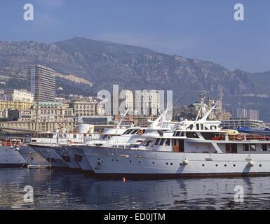 Des yachts de luxe dans le port, Monte Carlo, Principauté de Monaco Banque D'Images