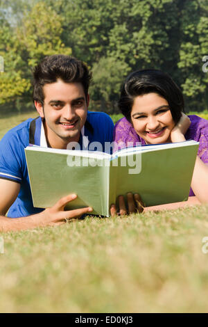 2 Indian College couple étude livre parc Banque D'Images