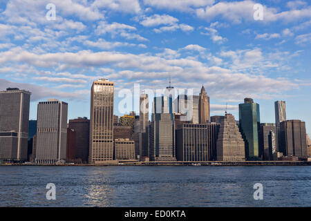 Lower Manhattan skyline vue depuis le pont de Brooklyn Park dans l'East River, le 17 décembre 2014 à Brooklyn, New York. Banque D'Images