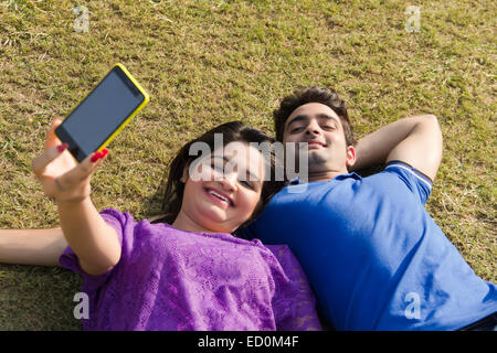 2 couple indien park Téléphone selfies Banque D'Images