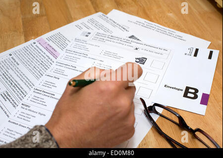 L'achèvement et la préparation d'un vote postal pour l'envoi d'off Banque D'Images