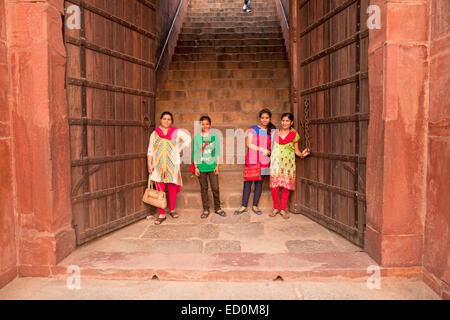 Femme indienne à l'entrée de la Tombe de Humayun, patrimoine mondial de l'UNESCO à New Delhi, Inde, Asie Banque D'Images