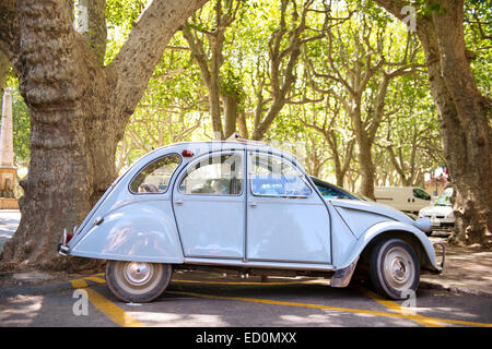 Avec carré romantique bleu lavande typique voiture française Banque D'Images