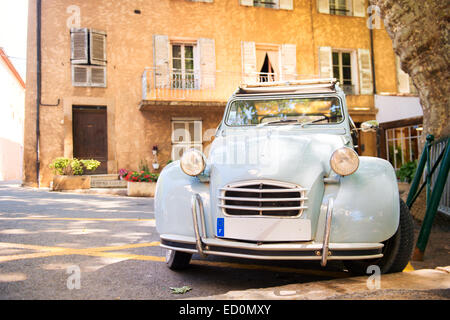 Avec carré romantique bleu lavande typique voiture française Banque D'Images