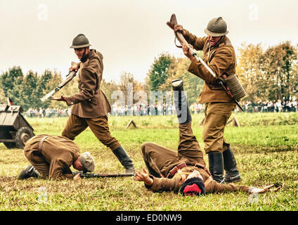 Montrer l'infanterie polonaise de baïonnettes se battre avec les soldats soviétiques PENDANT LA SECONDE GUERRE MONDIALE reconstitution historique à Lomianki, Pologne Banque D'Images