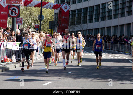 Londres - 13 avril : Des inconnus courir le marathon de Londres le 13 avril 2014 à Londres, Angleterre, Royaume-Uni. Le marathon est un rapport annuel Banque D'Images