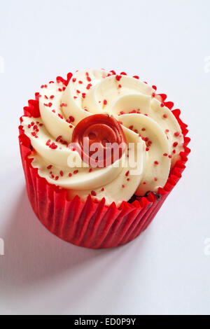 Tesco Joyeux Noël Red Velvet cupcake isolé sur fond blanc Banque D'Images