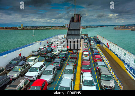 Cross Channel ferry Portsmouth avec des voitures véhicules sur le pont Banque D'Images