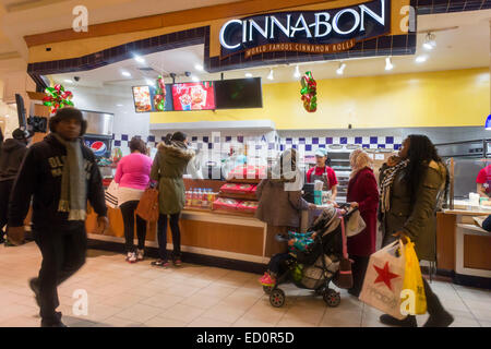 La foule des acheteurs de dernière minute snack à Cinnabon dans le Queens Center Mall dans le borough du Queens à New York, le Super Samedi, 20 décembre 2014. Super Samedi, le samedi avant Noël était bondé avec les consommateurs et devrait générer plus de ventes que le Black Friday. (© Richard B. Levine) Banque D'Images