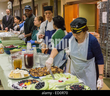 Bénévoles servent le déjeuner sur le côté ouest de la campagne contre la faim (WSCAH) un supermarché style alimentaire garde-manger sur le quartier de l'Upper West Side de New York, le vendredi 19 décembre 2014. Les clients obtiennent de choisir leurs provisions pour eux-mêmes et leurs familles. En 2014 WSCAH ont donné matière à plus de 1,1 millions de repas pour près de 10 000 familles. La distribution de style supermarché favorise l'autonomie et responsabilise les clients. (© Richard B. Levine) Banque D'Images