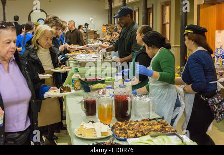 Bénévoles servent le déjeuner sur le côté ouest de la campagne contre la faim (WSCAH) un supermarché style alimentaire garde-manger sur le quartier de l'Upper West Side de New York, le vendredi 19 décembre 2014. Les clients obtiennent de choisir leurs provisions pour eux-mêmes et leurs familles. En 2014 WSCAH ont donné matière à plus de 1,1 millions de repas pour près de 10 000 familles. La distribution de style supermarché favorise l'autonomie et responsabilise les clients. (© Richard B. Levine) Banque D'Images