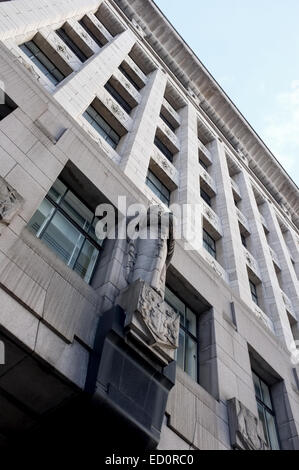 Adelaide House, Londres, 1925 Cadre en acier du premier gratte-ciel. Art déco à thème égyptien Banque D'Images