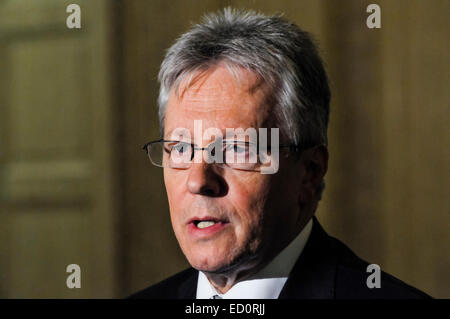 Belfast, Irlande du Nord. 23 déc 2014 - Premier Ministre Peter Robinson (Parti démocratique unioniste) donne sa réaction à l'accord conclu entre l'exécutif d'Irlande du Nord, les parties et les gouvernements britannique et irlandais Crédit : Stephen Barnes/Alamy Live News Banque D'Images