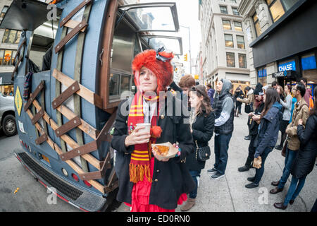 Des hordes d'amateurs queue à la Snowday chariot à New York le Mercredi, Décembre 17, 2014 pour célébrer la Journée nationale du sirop, le partenariat avec le sirop d'érable canadien, avec des échantillons gratuits de nombreux plats, y compris le sirop d'érable et au fromage de porc fumé-curseurs. Le camion alimentaire conscient socialement, partie de conduire le changement, exécute un programme utilisant l'anciennement incarcérées. (© Richard B. Levine) Banque D'Images