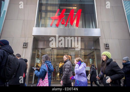 Le magasin H&M sur la Cinquième Avenue à Manhattan, à New York annonce ses ventes de Noël le dimanche, 21 décembre 2014, le dernier week-end avant les vacances. (© Richard B. Levine) Banque D'Images