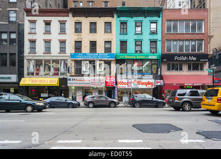 L'immobilier non aménagés le long du côté ouest de la Sixième Avenue, dans le centre de l'habillement à New York le dimanche, Décembre 21, 2014. (© Richard B. Levine) Banque D'Images