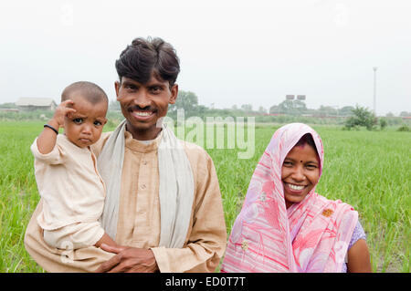 Les parents ruraux indiens avec champ enfant Banque D'Images