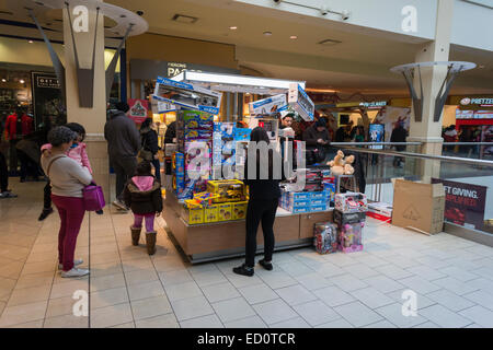 La foule des acheteurs de dernière minute pack le Queens Center Mall dans le borough du Queens à New York, le Super Samedi, 20 décembre 2014 à la recherche de bonnes affaires pour leurs cadeaux de Noël. Super Samedi, le samedi avant Noël était bondé avec les consommateurs et devrait générer plus de ventes que le Black Friday. (© Richard B. Levine) Banque D'Images