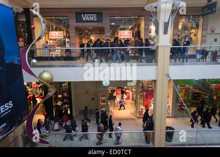 La foule des acheteurs de dernière minute pack le Queens Center Mall dans le borough du Queens à New York, le Super Samedi, 20 décembre 2014 à la recherche de bonnes affaires pour leurs cadeaux de Noël. Super Samedi, le samedi avant Noël était bondé avec les consommateurs et devrait générer plus de ventes que le Black Friday. (© Richard B. Levine) Banque D'Images