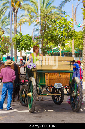 ANDUJAR, ESPAGNE - septembre 6 : Les participants à la foire du cheval à pied sur leurs chars et costumes typiques de style andalou Banque D'Images
