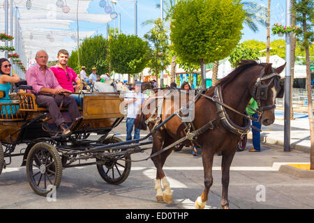 ANDUJAR, ESPAGNE - septembre 6 : Les participants à la foire du cheval à pied sur leurs chars et costumes typiques de style andalou Banque D'Images