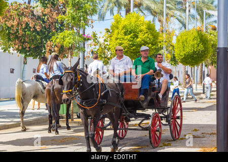 ANDUJAR, ESPAGNE - septembre 6 : Les participants à la foire du cheval à pied sur leurs chars et costumes typiques de style andalou Banque D'Images