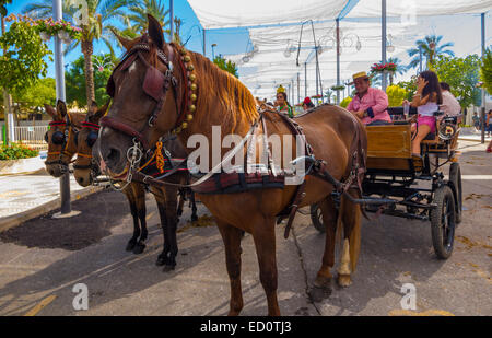 ANDUJAR, ESPAGNE - septembre 6 : Les participants à la foire du cheval à pied sur leurs chars et costumes typiques de style andalou Banque D'Images