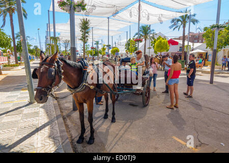 ANDUJAR, ESPAGNE - septembre 6 : Les participants à la foire du cheval à pied sur leurs chars et costumes typiques de style andalou Banque D'Images