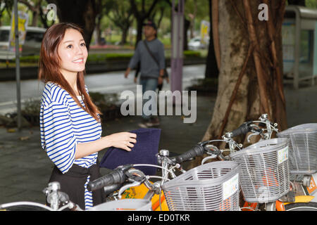 La ville de Taipei, TAIPEI, TAIWAN. 19 novembre, 2014. Woman posing par U-bike location vacances ; U-bike est une initiative de la ville de Taipei Banque D'Images