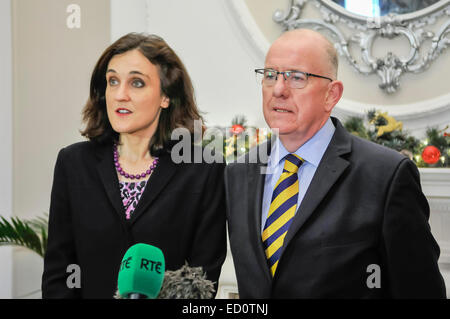 Belfast, Irlande du Nord. 23 déc 2014 - Le secrétaire d'État pour l'Irlande du Nord, Theresa Villiers, et le ministre irlandais des Affaires étrangères Charles Flanaghan, qui a aidé à négocier un accord entre l'exécutif d'Irlande du Nord, les parties et les gouvernements britannique et irlandais Crédit : Stephen Barnes/Alamy Live News Banque D'Images