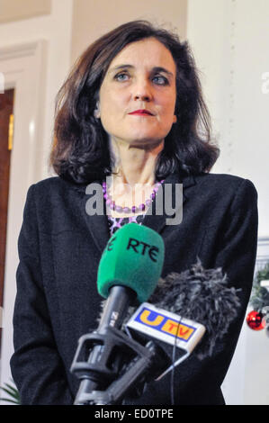 Belfast, Irlande du Nord. 23 déc 2014 - Le secrétaire d'État pour l'Irlande du Nord, Theresa Villiers, qui a présidé les pourparlers entre l'exécutif d'Irlande du Nord, les parties et les gouvernements britannique et irlandais Banque D'Images