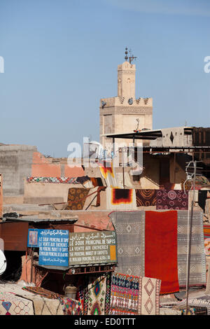 Voir l'horizon de Marrakech avec une boutique de tapis Banque D'Images